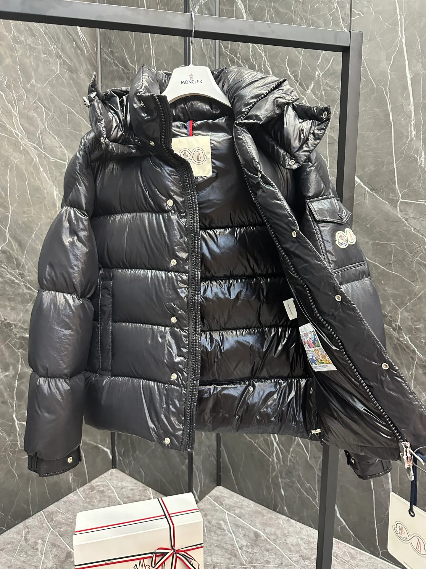 P390 Moncler/ 2026 70 、 。 DNA ， ， 。 Classic ， 、 。 Classic 70 。 Quality， 90 ，Premium Quality ， ，Black ！ Sizes M-3XL